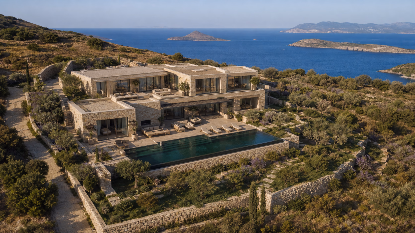 Gümüşlük, Bodrum — drone perspektifinden arsa ve villa genel görünümü, Ege kıyısı